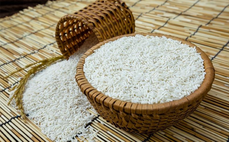 Chuẩn bị nguyên liệu gạo cho quá trình nấu rượu