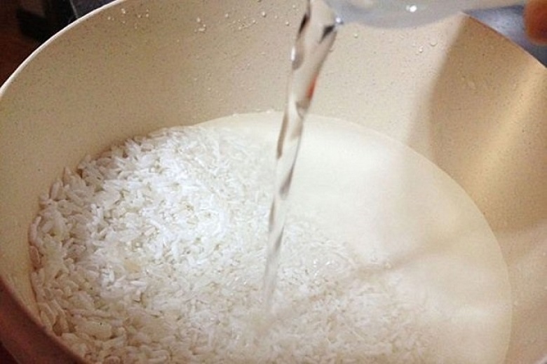 Vo sạch gạo để tiến hành nấu cơm
