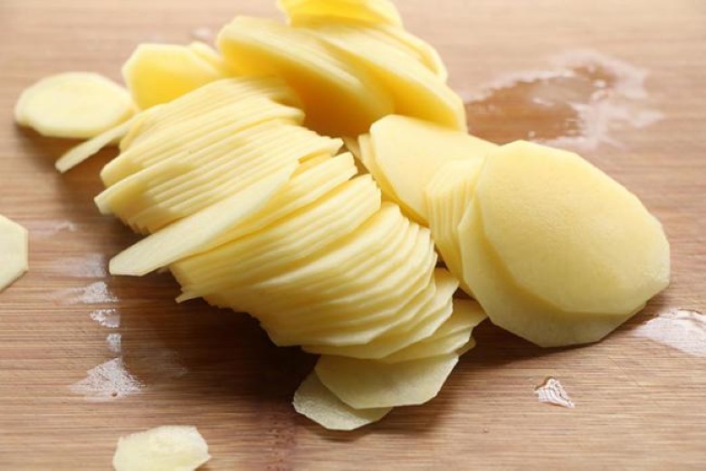 Thái khoai tây thành những lát mỏng