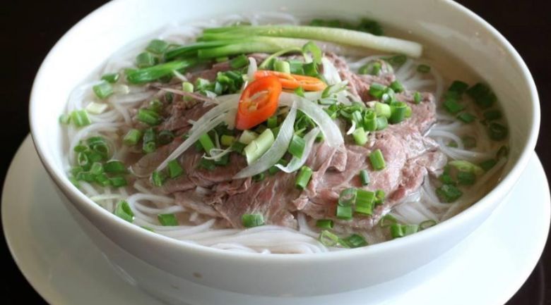 Học lỏm cách nấu phở bò Hà Nội từ đầu bếp nhà hàng 5 sao 