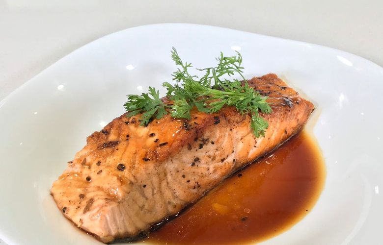 Cá hồi chiên áp chảo là món ăn chứa hàm lượng dinh dưỡng cao