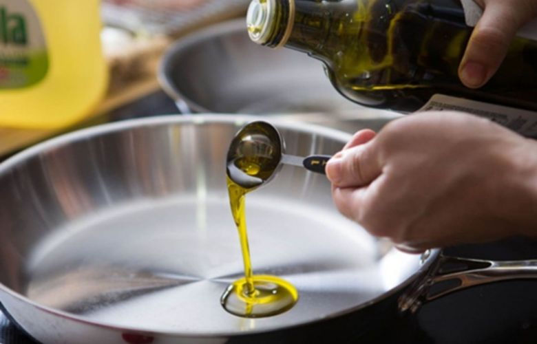 Dùng dầu oliu nấu ăn ở nhiệt độ cao có thể dẫn đến biến chất