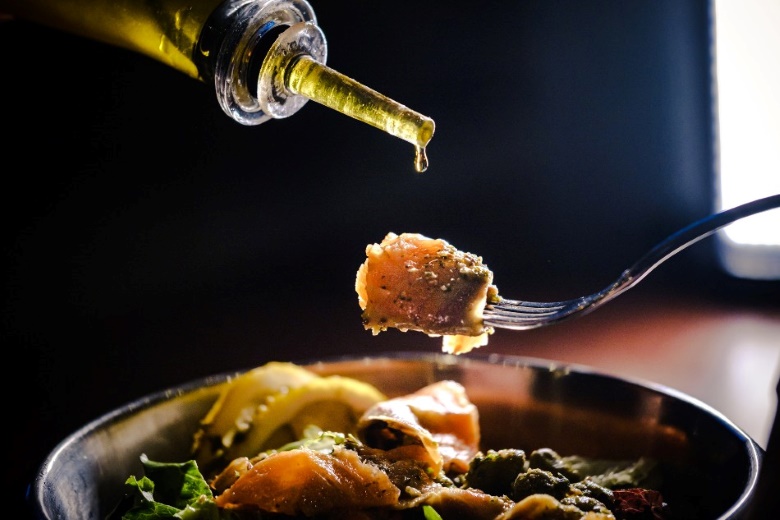 Dầu oliu được trộn với các món ăn chín