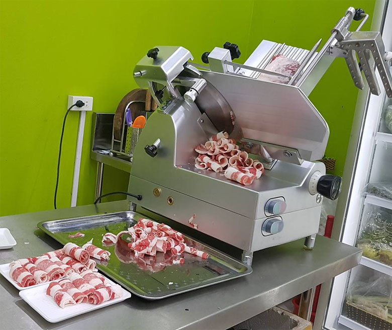 Máy cắt thịt đông lạnh tự động - Thiết bị không thể thiếu trong mọi gian bếp nhà hàng