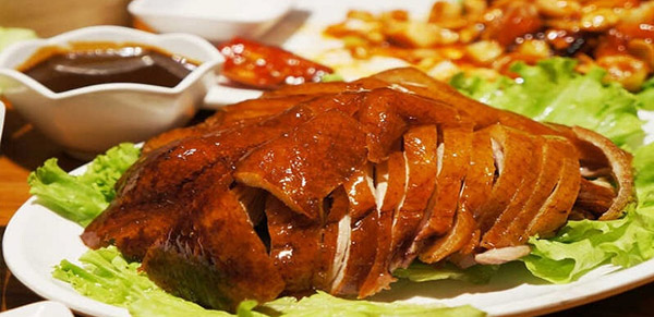 Hoàn thiện món vịt quay Lạng Sơn thơm ngon hấp dẫn