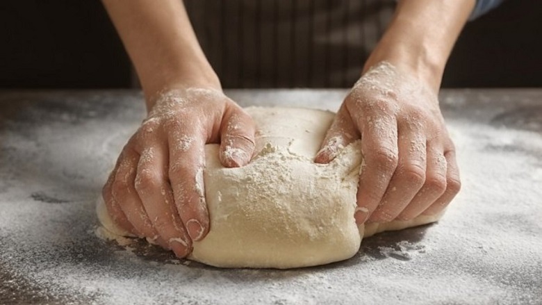 Nhồi bột làm bánh mì baguette
