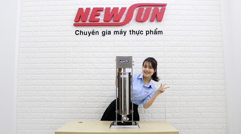 Máy đùn xúc xích quay tay là gì?
