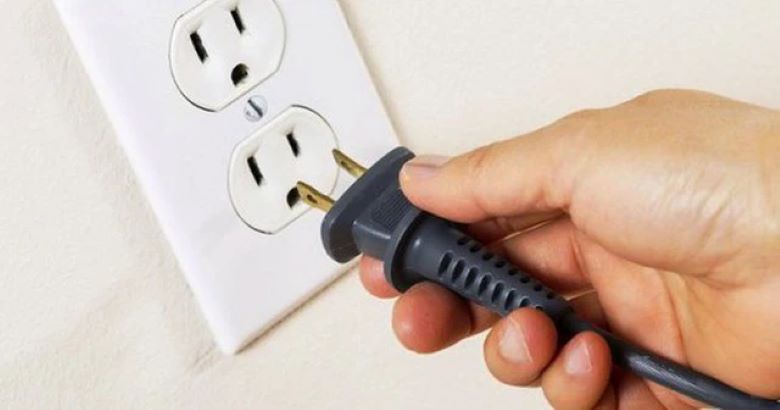 Tiến hành ngắt nguồn điện để đảm bảo an toàn 