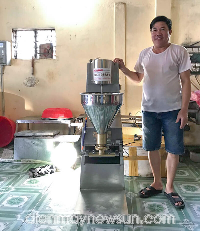 Hình ảnh khách hàng sử dụng máy cắt nem chua NEWSUN