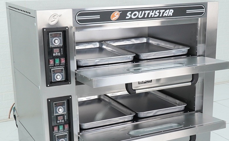 Khoang nướng rộng rãi, trang bị sẵn 4 khay phẳng kích cỡ 400x600mm