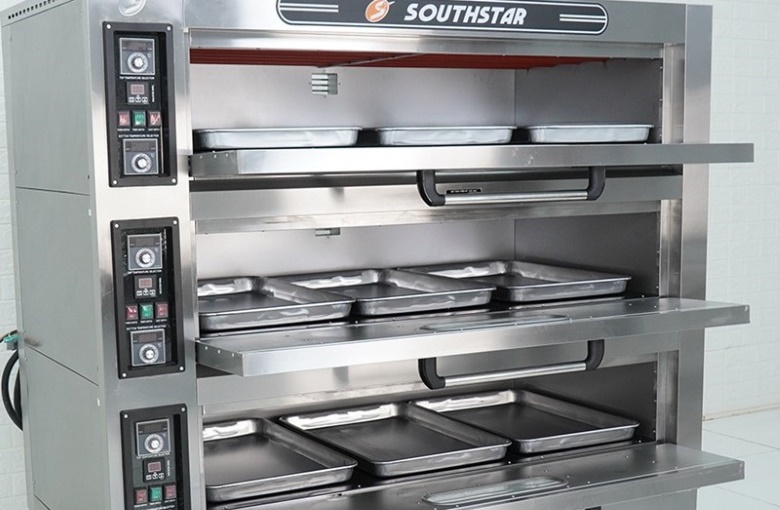 Khoang nướng rộng rãi, trang bị 9 khay phẳng kích cỡ 400x600mm