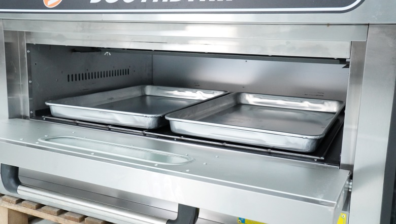 Khoang nướng rộng rãi, trang bị sẵn 2 khay kích thước 400x600mm Khoang nướng rộng rãi, trang bị sẵn 2 khay kích thước 400x600mm