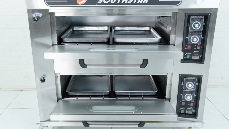 Khoang nướng rộng rãi, trang bị sẵn 4 khay kích thước 400x600mm Khoang nướng rộng rãi, trang bị sẵn 4 khay kích thước 400x600mm