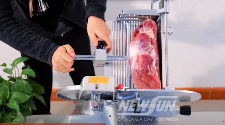 Cố định khối thịt lên giá đỡ cho máy cắt tự động
