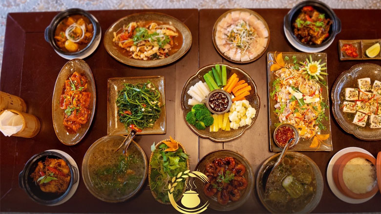 Mâm cơm đầy ắp các món ăn mang hương vị đặc trưng của Huế