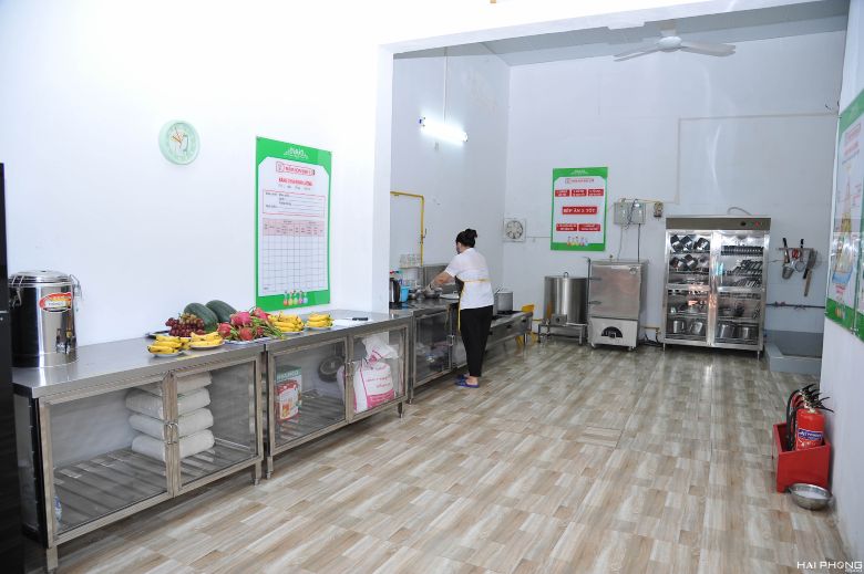 Bố trí bếp theo tiêu chuẩn bếp một chiều, tránh bị lây nhiễm chéo