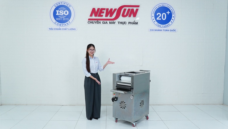 Nhân viên bên cạnh máy se bột 1 người đứng