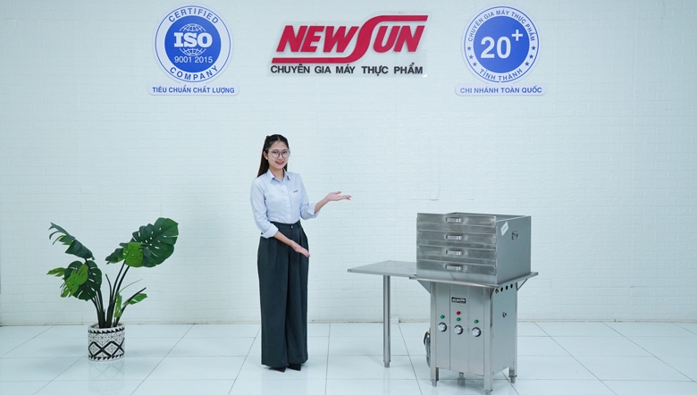 nhan vien may trang banh cuon khay dung dien
