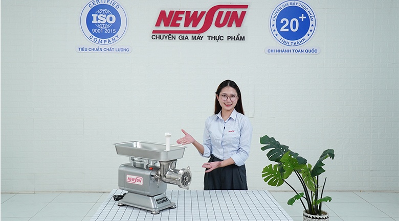 Máy xay đùn thịt RS-35 có kiểu dáng gọn gàng, phù hợp đặt bàn sử dụng