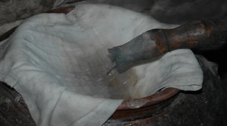 Lọc rượu thủ công tốn thời gian, không hiệu quả Lọc rượu thủ công tốn thời gian, không hiệu quả