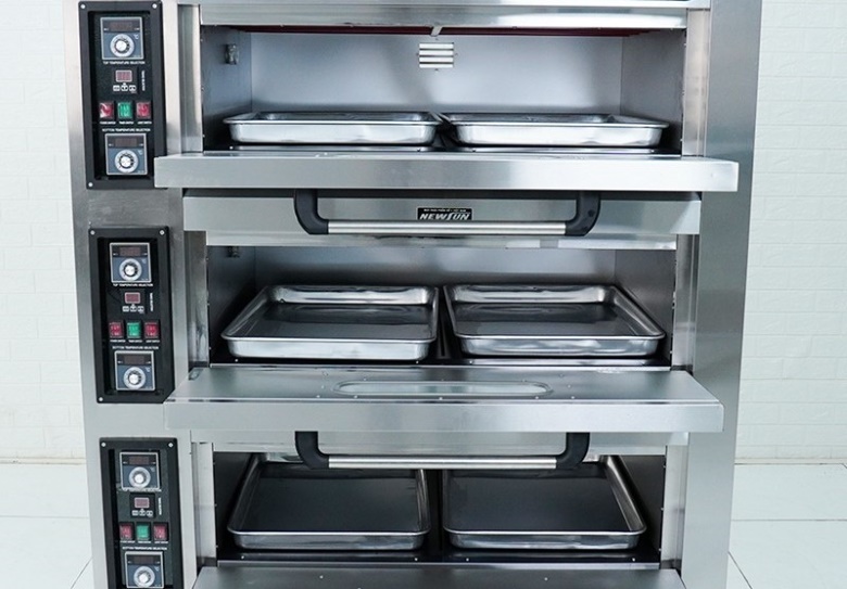 Khoang nướng rộng rãi, trang bị sẵn 6 khay phẳng kích cỡ 400x600mm