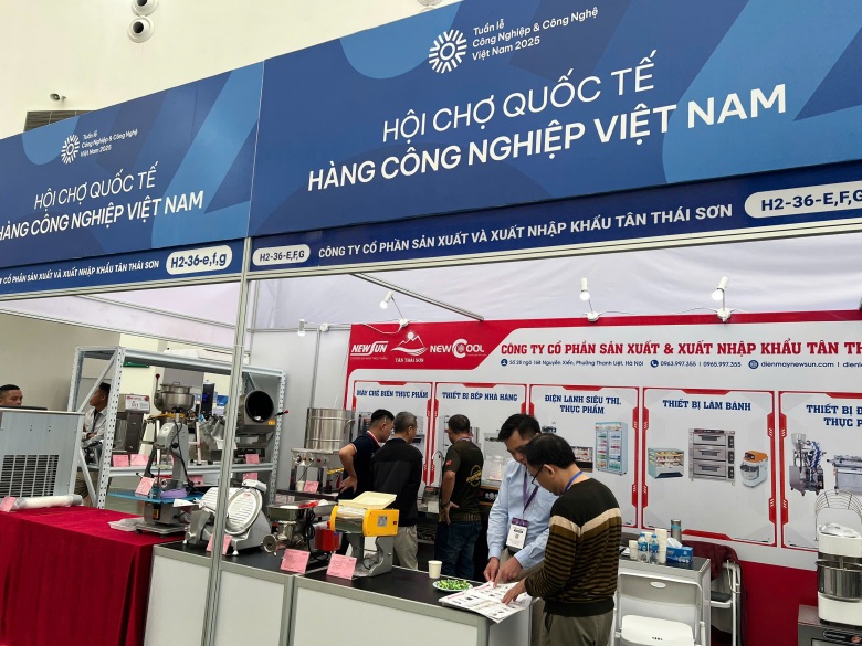 Khách tham quan được tư vấn, trải nghiệm sản phẩm và nhận những ưu đãi mua hàng đặc biệt Khách tham quan được tư vấn, trải nghiệm sản phẩm và nhận những ưu đãi mua hàng đặc biệt