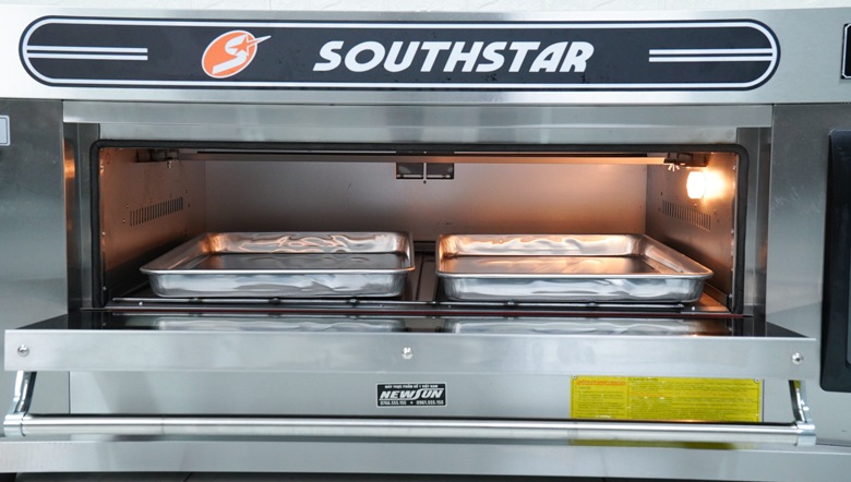 Khoang nướng rộng rãi, xếp vừa 2 khay 400x600mm