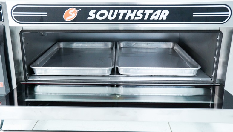 Khoang nướng rộng rãi, xếp vừa 2 khay 400x600mm