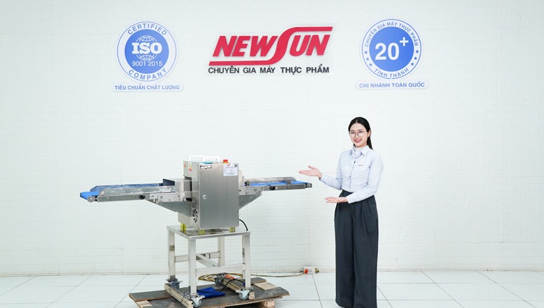 nhan vien may cat thit bang tai