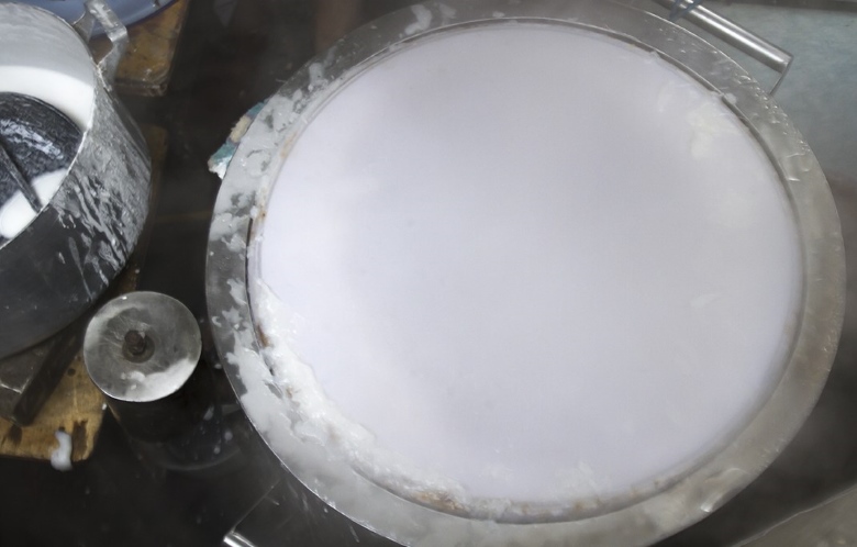 Thông thường, bánh cuốn sẽ chín trong khoảng 3-5 giây, tùy thuộc vào độ đặc loãng và độ dày của bột