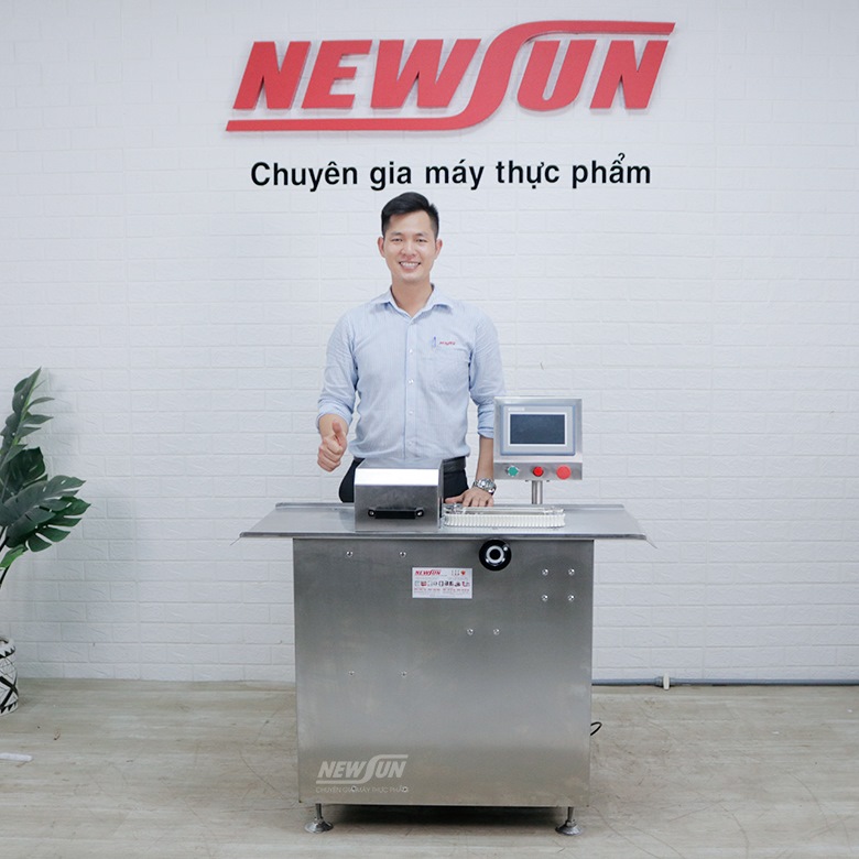 Ảnh thực tế sản phẩm máy buộc chỉ xúc xích của NEWSUN