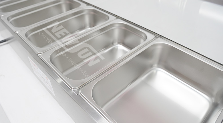 Với quán cơm các mẫu bàn từ 3 - 4 khay lớn giúp đáp ứng nhu cầu của quán