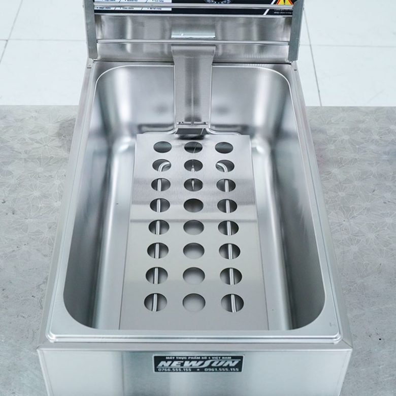 Tấm chắn đáy giúp thực phẩm không tiếp xúc trực tiếp với thanh nhiệt