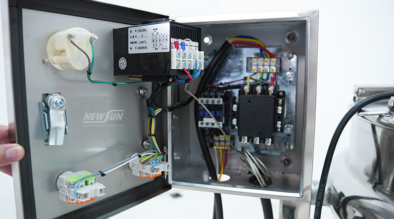 Tiến hành kiểm tra nguồn điện, bảng điều khiển,…