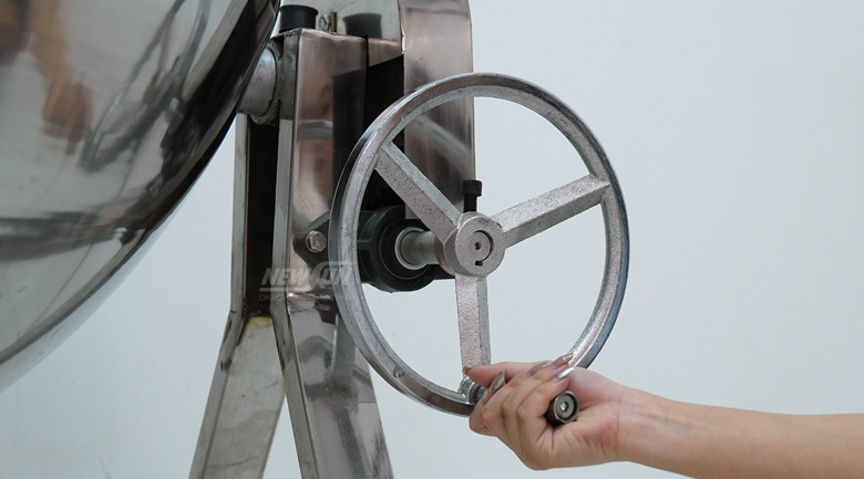 Tiến hành tra mỡ định kì vào hệ thống quay tay của chảo