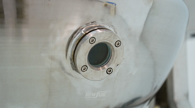 Quan sát ống thăm dầu để kiểm tra mức dầu truyền nhiệt và bổ sung nếu cần.