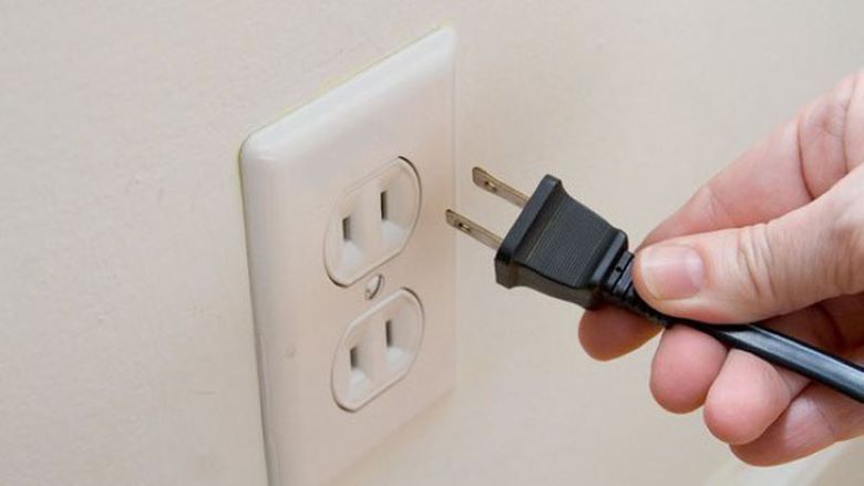 Ngắt nguồn điện trước khi vệ sinh