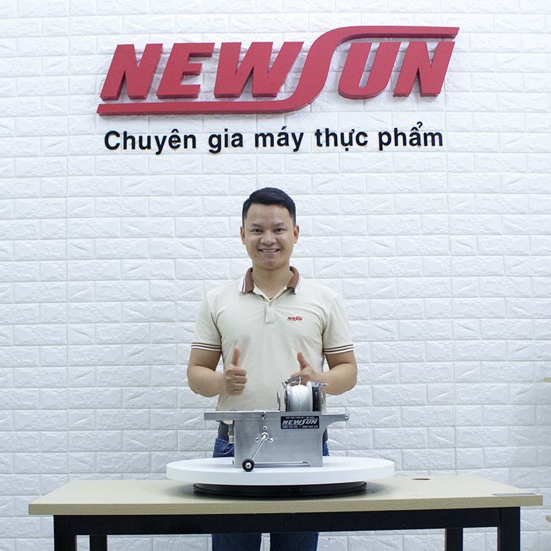 Hình ảnh thực tế máy buộc chỉ xúc xích NEWSUN