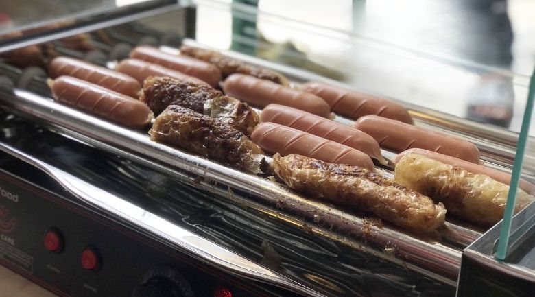 Xúc xích bị dính vào thanh do không được vệ sinh kĩ càng 