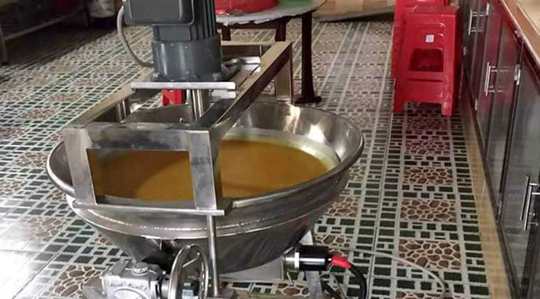 Lượng nguyên liệu chỉ nên chiếm khoảng 70–80% dung tích chảo