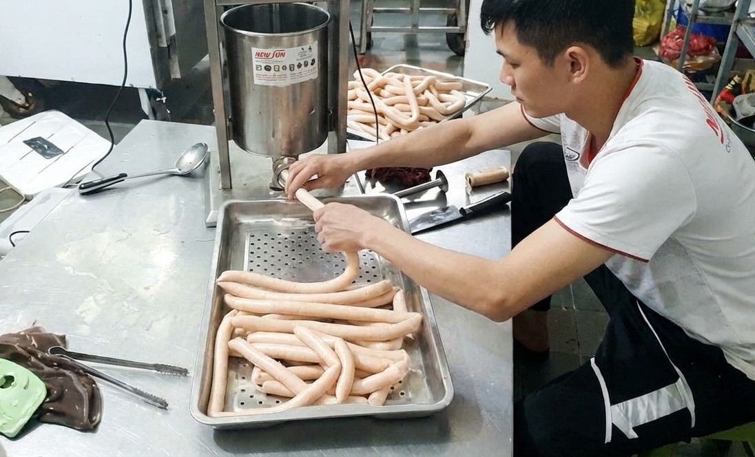 Sử dụng máy đùn xúc xích điện