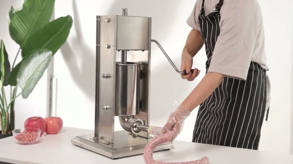 Sử dụng máy đùn xúc xích quay tay