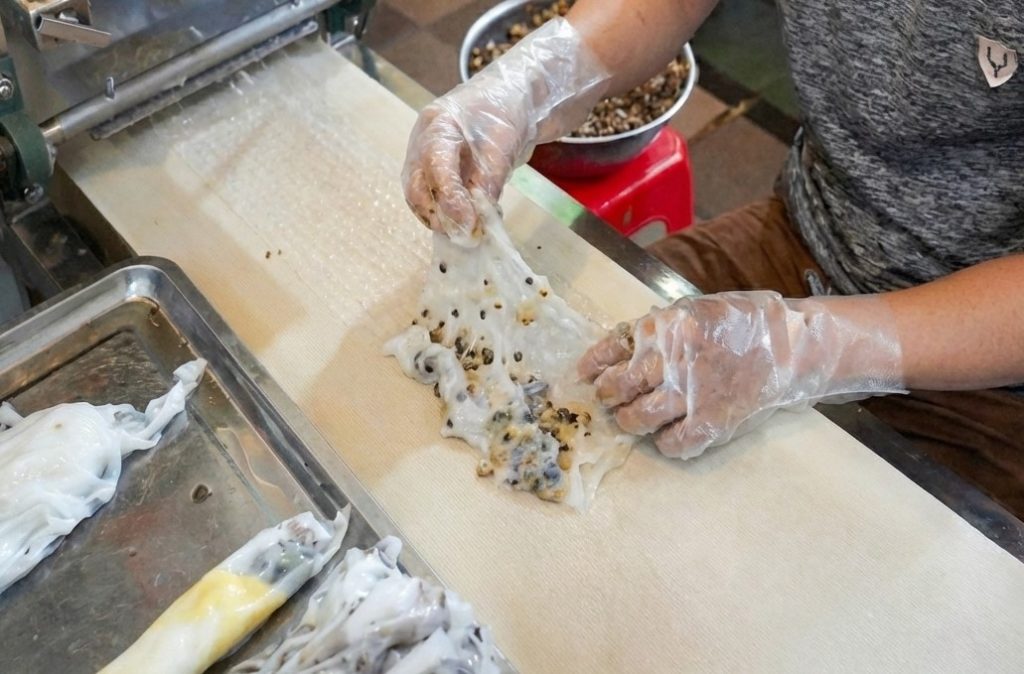 Sử dụng máy tráng bánh cuốn tự động