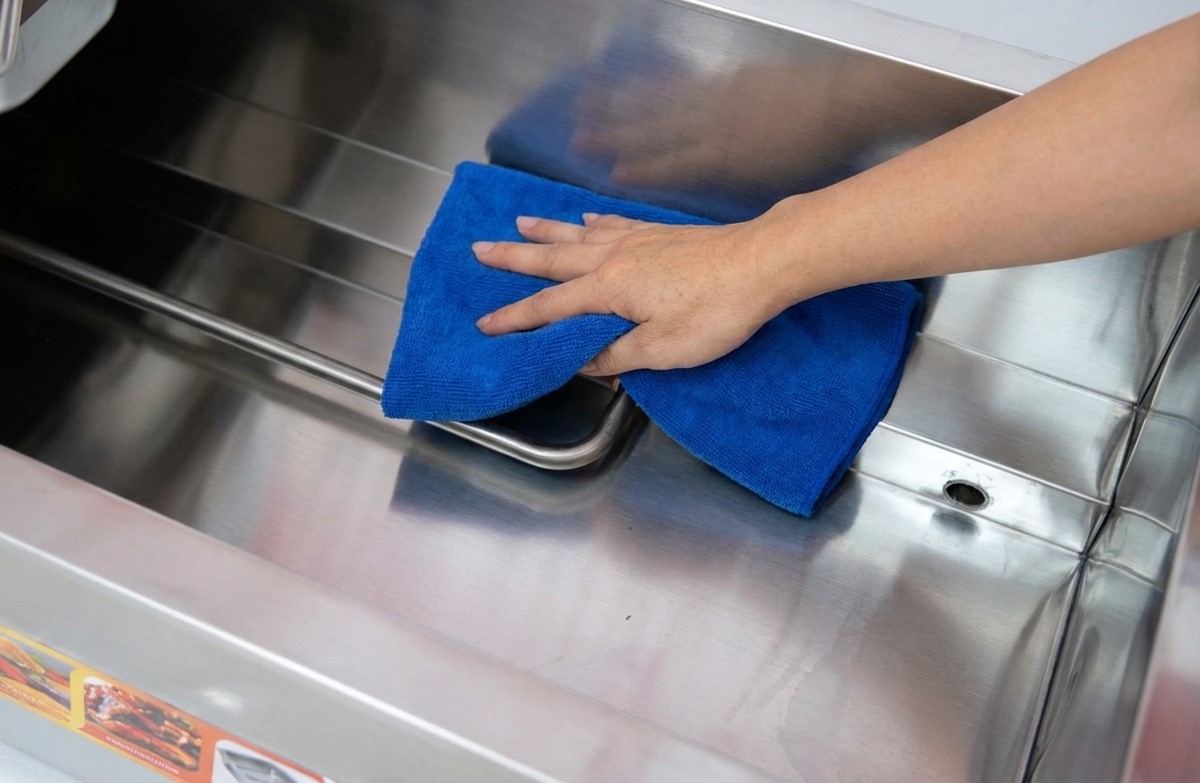Vệ sinh khoang hâm nóng của bàn hâm nóng thức ăn