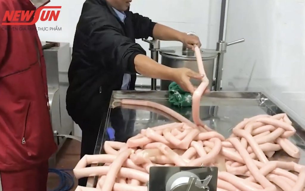 Xưởng sản xuất xúc xích sử dụng máy đùn xúc xích Newsun