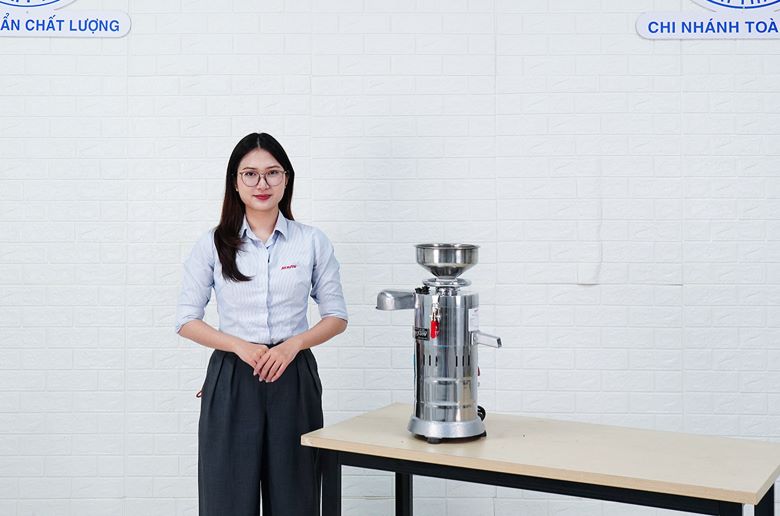 Máy có thiết kế nhỏ gọn, có thể đặt lên bàn hoặc di chuyển trong khu vực sản xuất