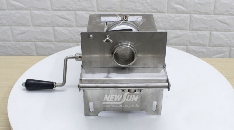 Lựa chọn máy có tay quay dễ sử dụng, chỉ cần dùng lực nhẹ đã có thể quay 