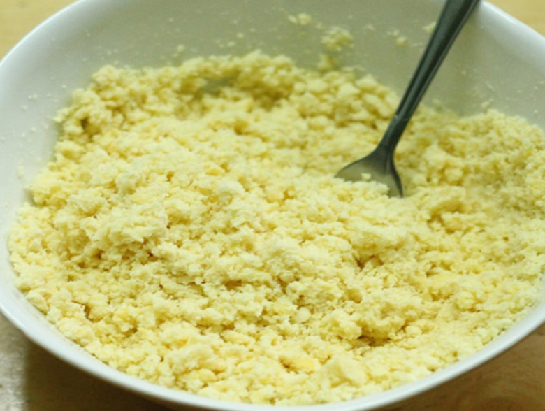 Hấp chín và xay nhuyễn nhân trước khi sên 