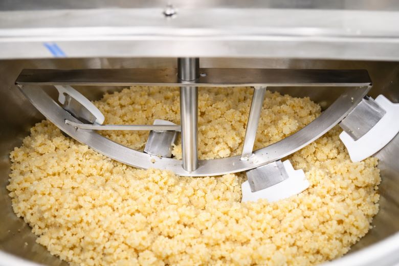 Cho nguyên liệu vào máy 