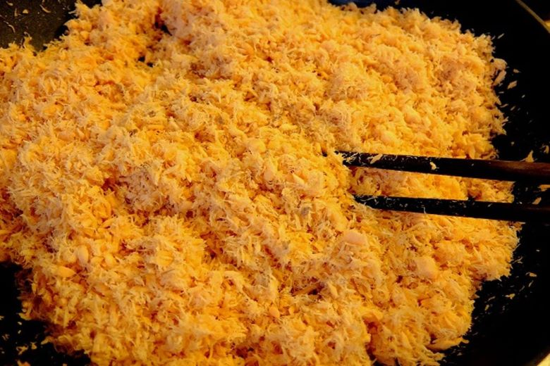 Rang ruốc là quá trình làm khô thịt sau khi luộc, xé